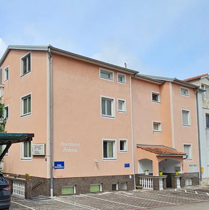 Ulaz i zgrada Apartmana Jelena Biograd na Moru