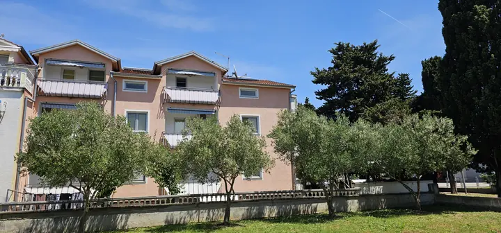 Zgrada Apartmana Jelena okružena zelenilom