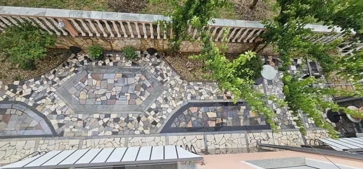 Pogled iznad dvorišta i uređenog popločanja
