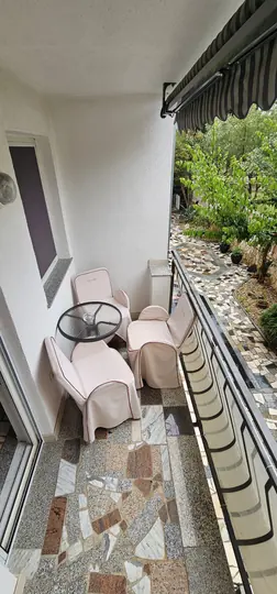 Mali balkon s pogledom na dvorište