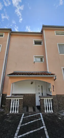 Ulaz u Apartmane Jelena pod plavim nebom