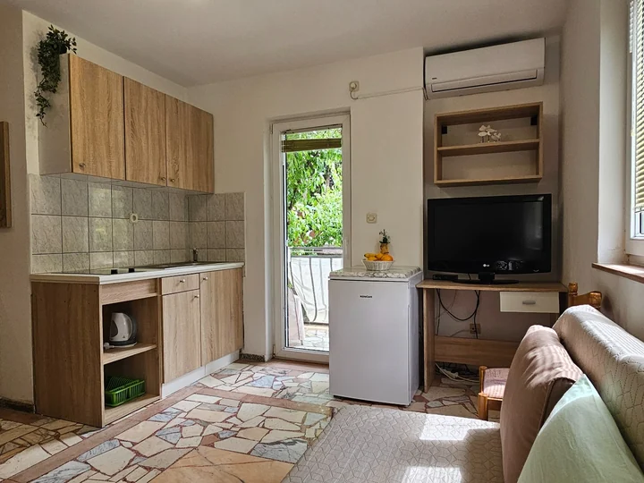 Dnevni prostor s kuhinjom i izlazom na balkon