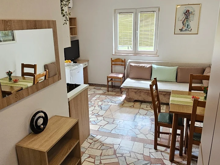 Pogled na dnevni dio i blagovaonicu apartmana