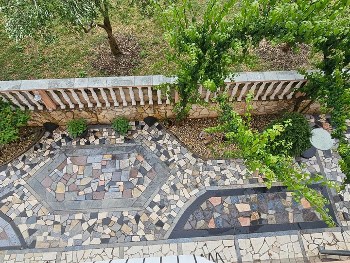 Dvorište i kameni mozaik ispred apartmana