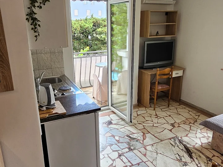 Kuhinja, balkon i radni kutak u apartmanu
