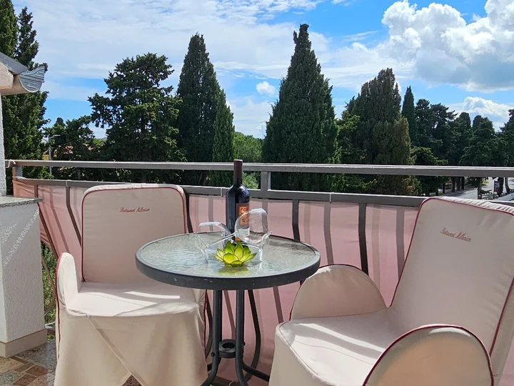 Balkon sa stolom, stolicama i pogledom na nebo