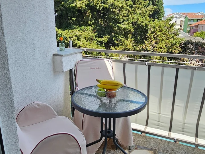 Mali balkon s voćem i zelenilom