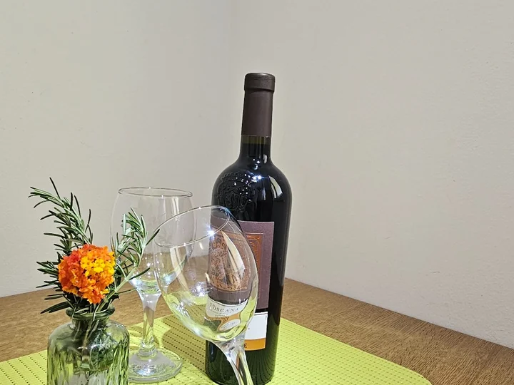 Detalj dobrodošlice s vinom i cvijećem