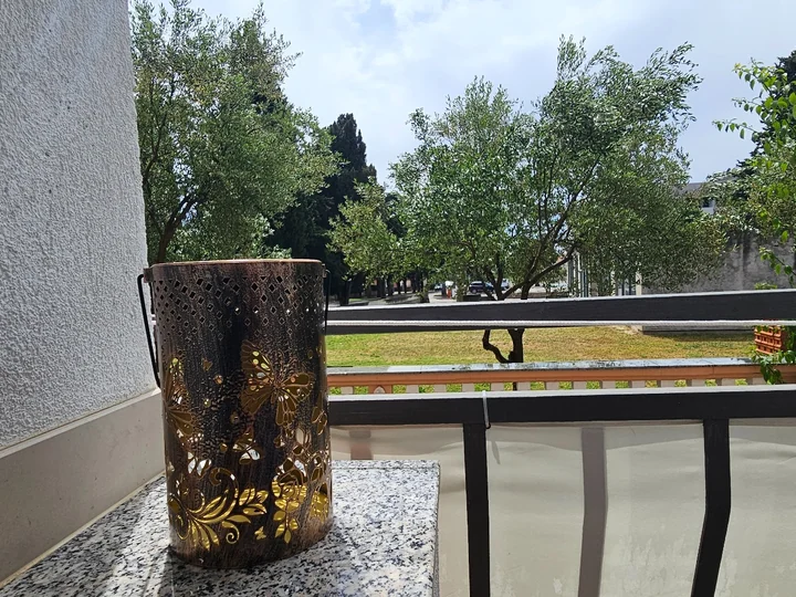 Detalj balkona s pogledom prema zelenilu